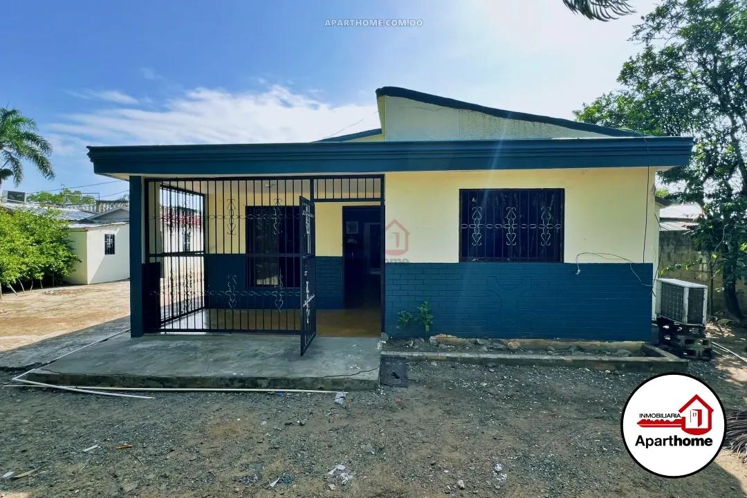 Amplia casa con patio y 4 habitaciones en Cotuí, República Dominicana