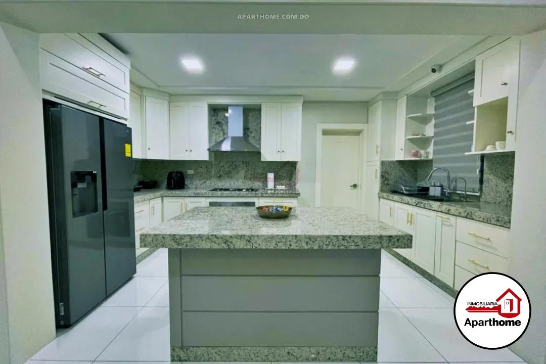 ¡Amplia Villa de 200m² en Santiago! Cerca de PUCMM & Monumento