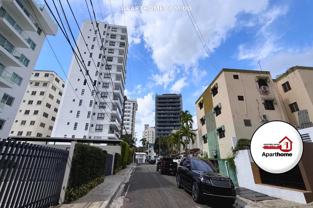 Apartamento de 175 m² en 6to Piso con Terraza y 3 Parqueos Techados en Venta en La Esmeralda, Santiago a US$265,000