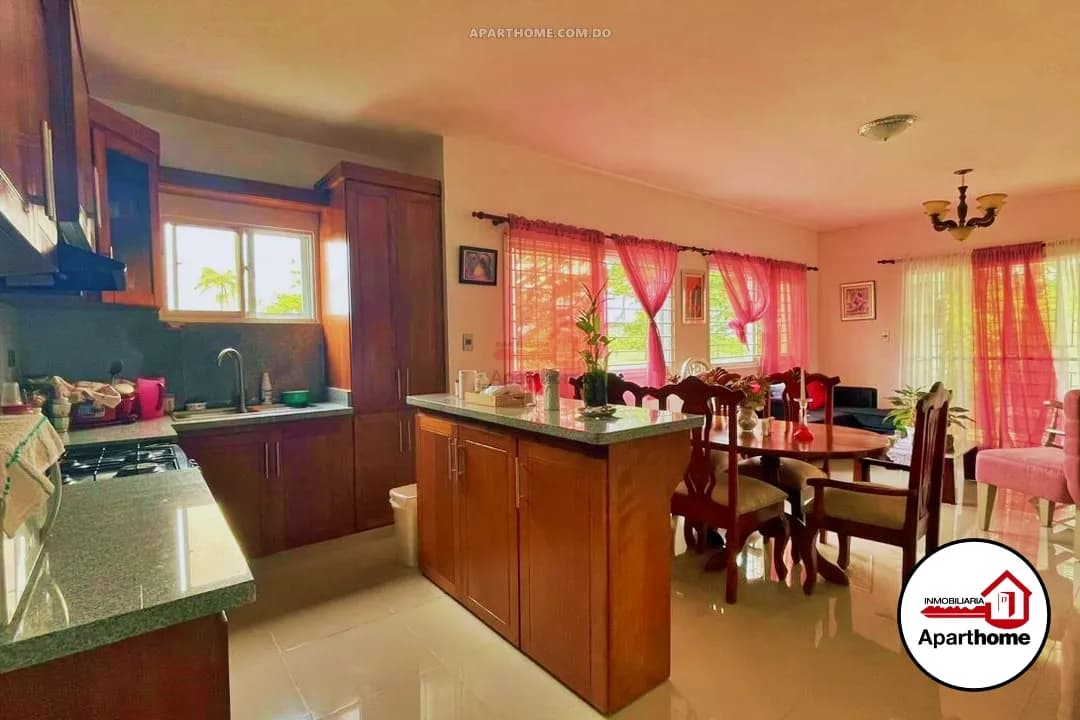 Apartamento en 2do Nivel en Urbanización con +5 Amenidades, SFM