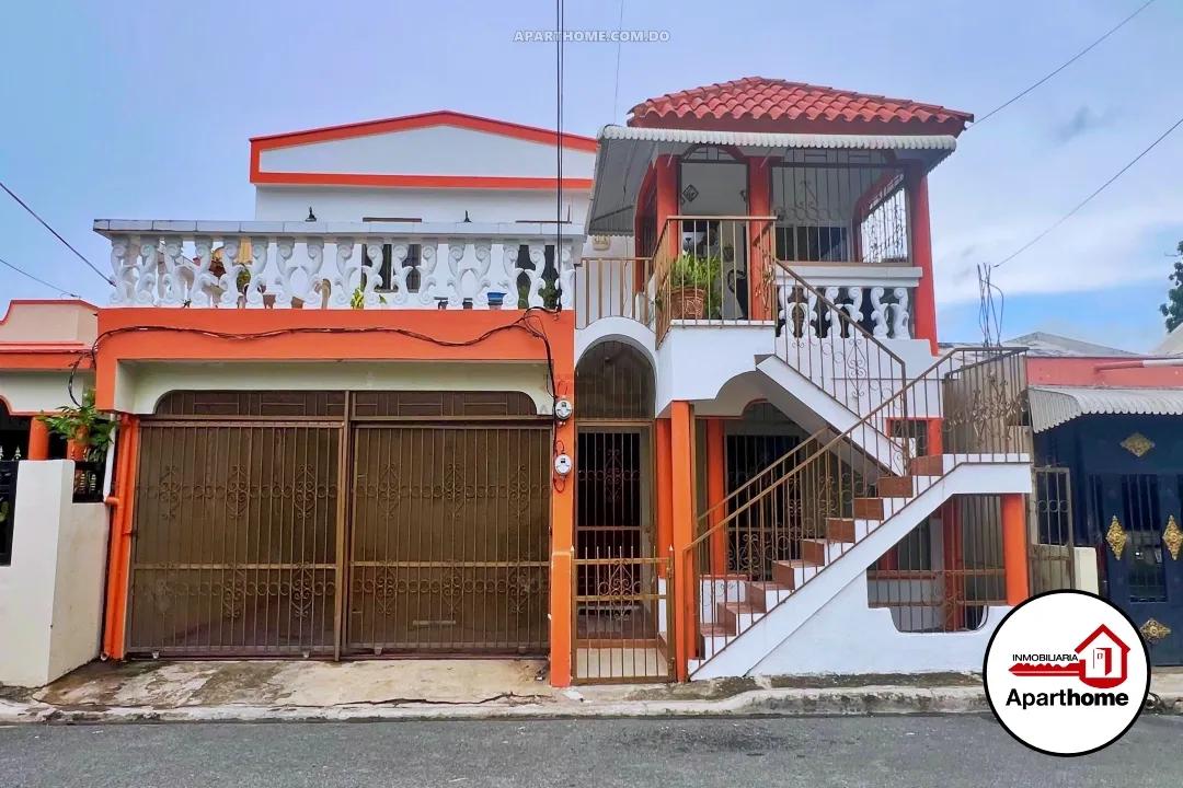 Casa Bifamiliar en San Francisco de Macorís | 6 Habitaciones y Terraza en Los Maestros