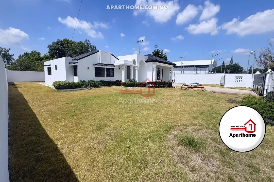 Casa cerca al Aeropuerto del Cibao con 1,928 m² de Terreno, Moca RD