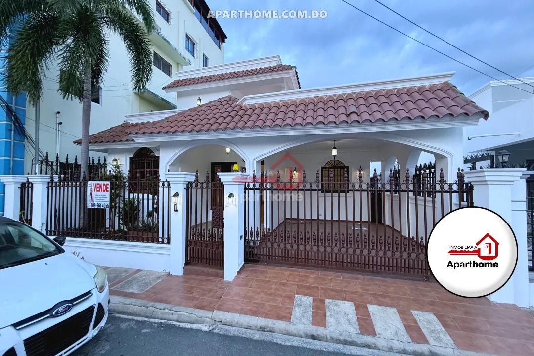 Casa con 240m², 2 Niveles y Terraza cerca del Centro por RD$17M en San Francisco de Macorís