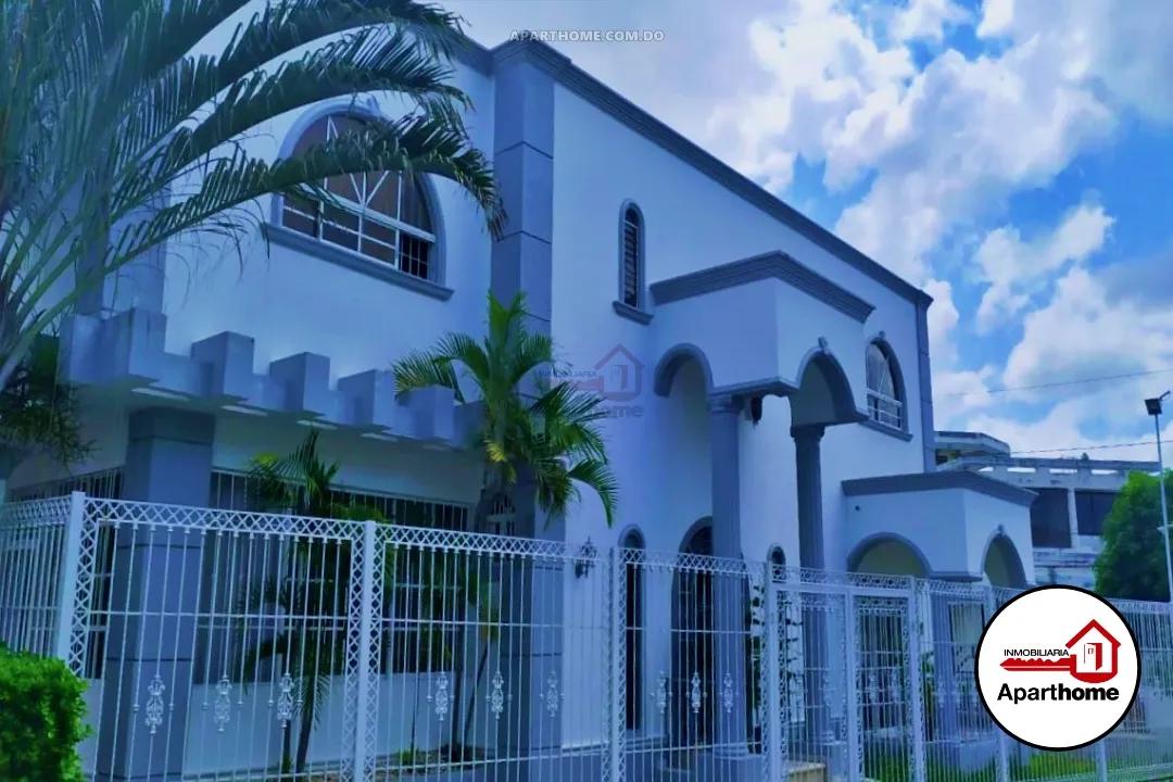 Casa con 301m² en San Francisco de Macorís: 3 Parqueos, Terraza y Gazebo Cerca a Salida Sto. Dgo.