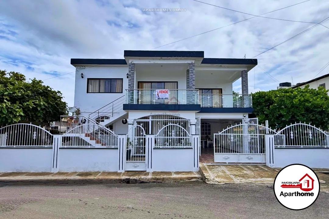 Casa con 328.31m² (2 niveles) Villa Tapia, RD