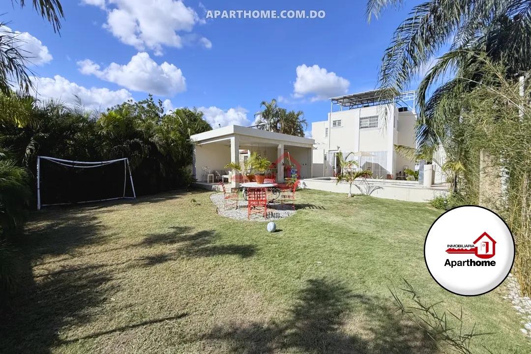 Casa con Patio y Piscina en Venta (699 m²) en San Francisco de Macorís