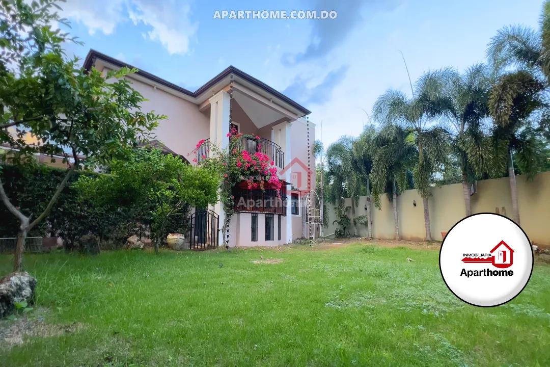 Casa de 2 niveles con Patio (893 m² de Terreno) en Urb. Almanzar, San Francisco de Macorís