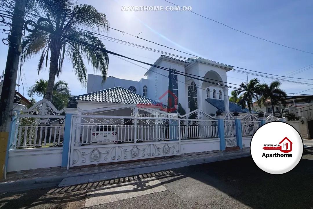 Casa de 2 Niveles en 526.36 m² con Patio y Parqueo para 4 Vehículos en Venta en Neftalí III, San Francisco de Macorís