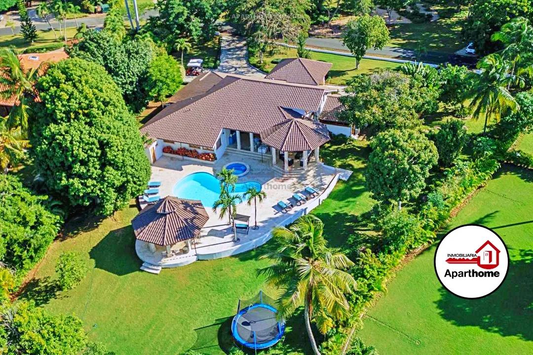 Casa de Campo Amueblada con Piscina y Terraza en La Romana | 2,000m² de Solar y 550m² de Construcción