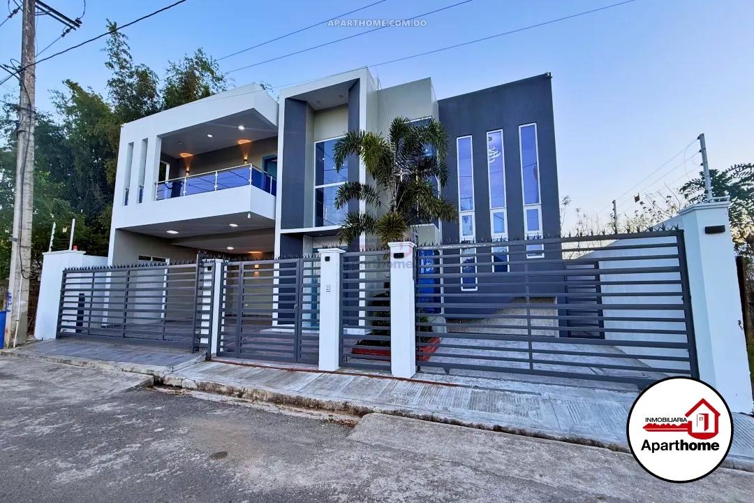 Casa de Lujo a RD$26.1 Millones en Urb. Country Club Las Caobas, San Francisco de Macorís