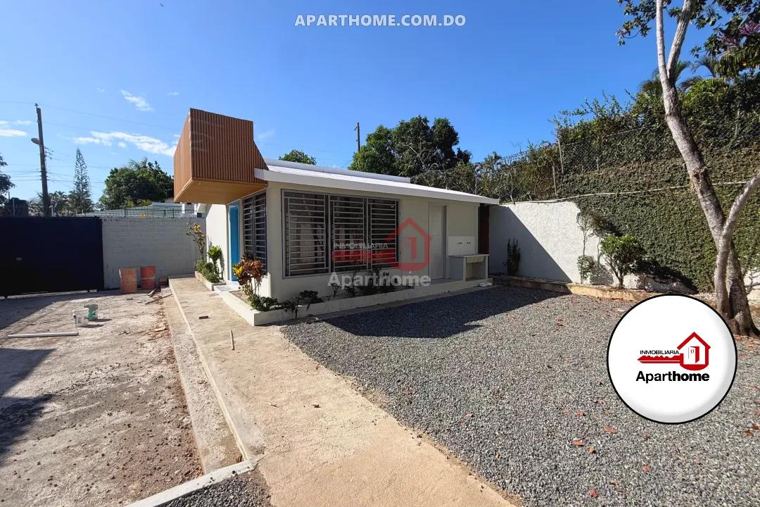 Casa en Renta con Patio y 4 Parqueos a RD$18,000 en Urb. Almánzar, San Francisco de Macorís