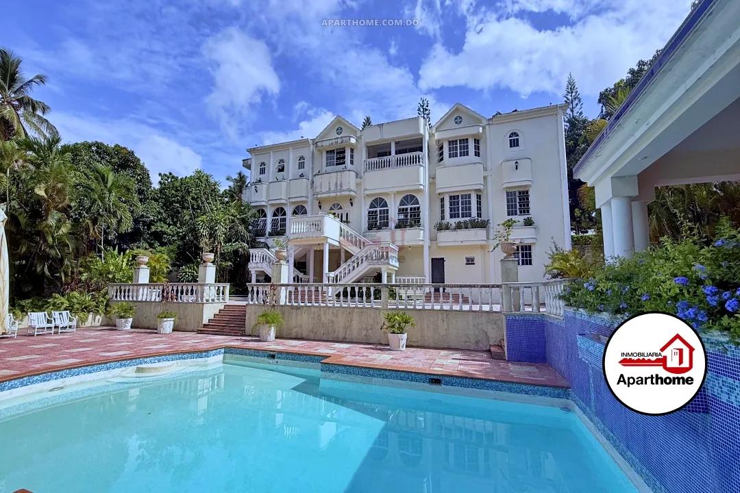 Mansión con 2,100 m² de Construcción en Santo Domingo, Rep. Dom.
