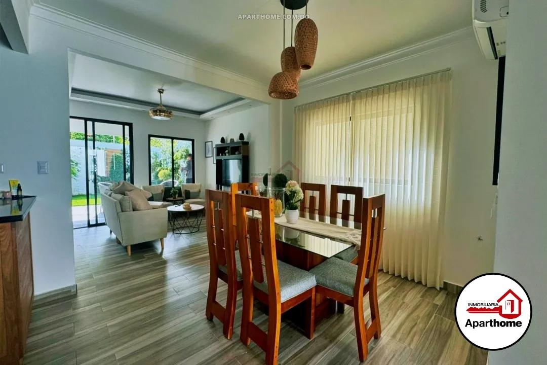 Villa en Res. Doral Park con Piscina y Terraza en San Francisco de Macorís