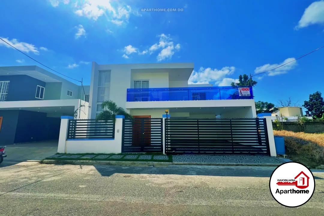 Villa con Piscina en Urb. Hidalgo, San Francisco de Macorís